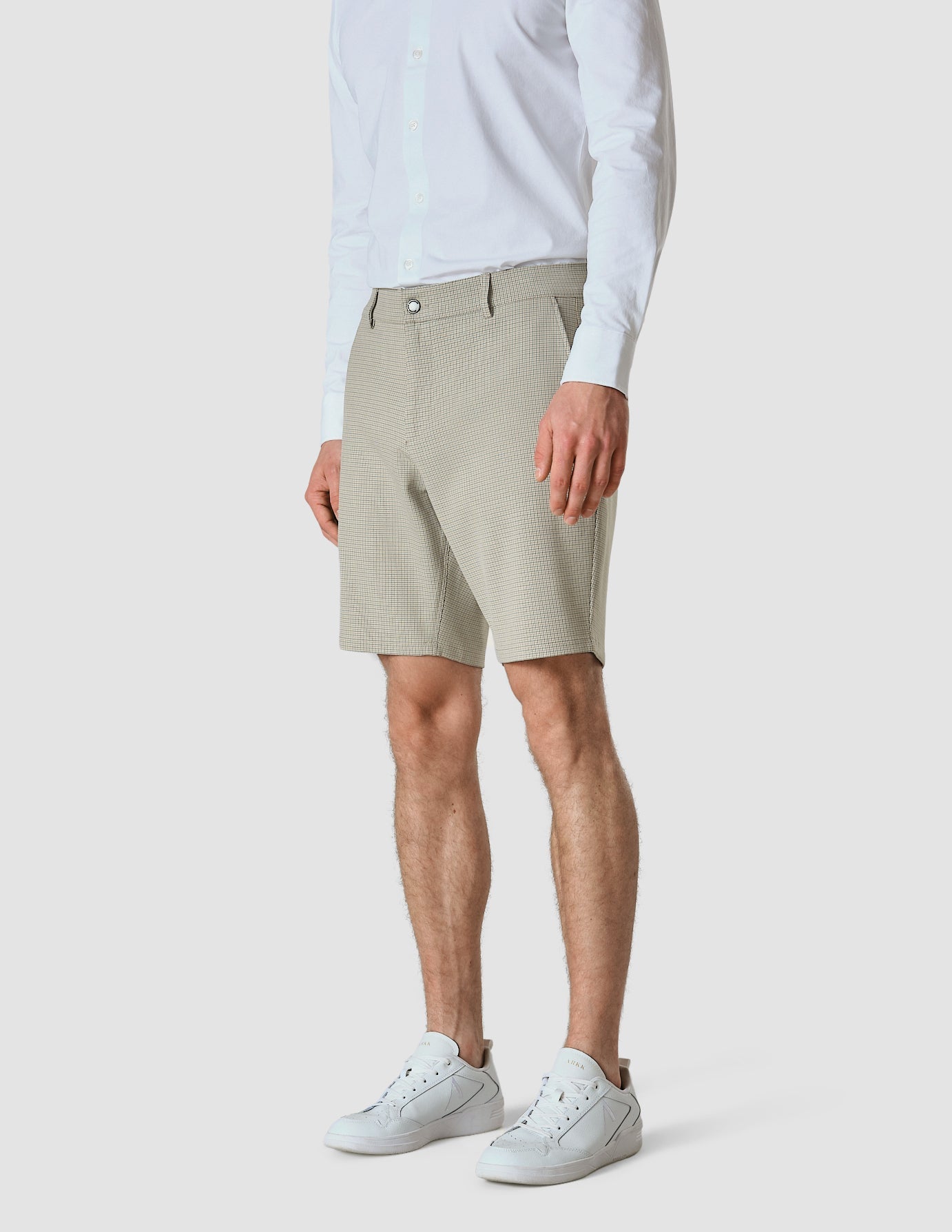 Model seen from the front wearing essential Shorts Duo Check green shorts with a white shirt